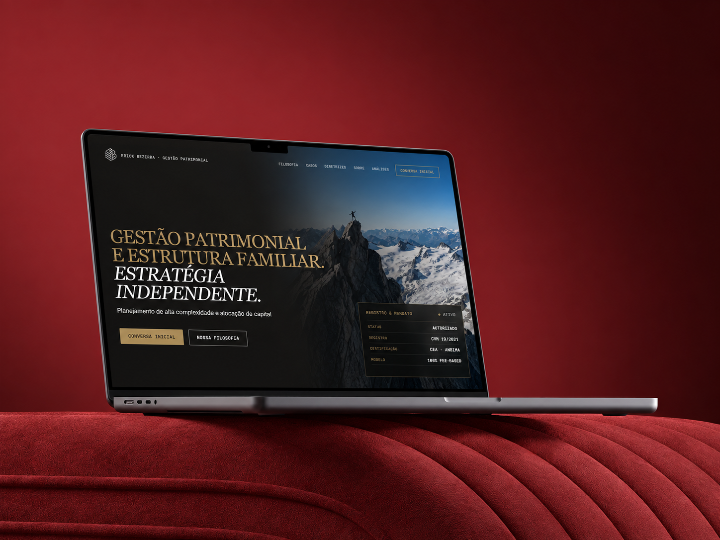 Site de Erick Bezerra apresentado em notebook sobre cenário vermelho